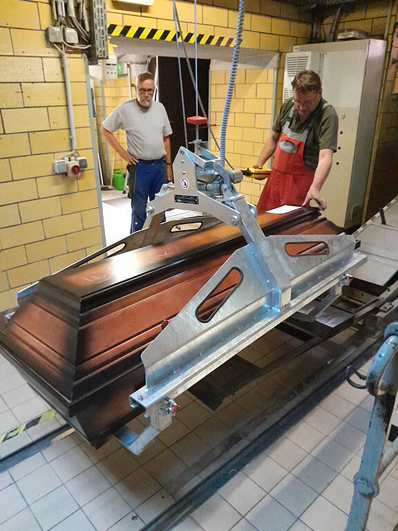 Foto Sarggreifer/ Sarghebevorrichtung mit Sarg Auftraggeber: Gotha